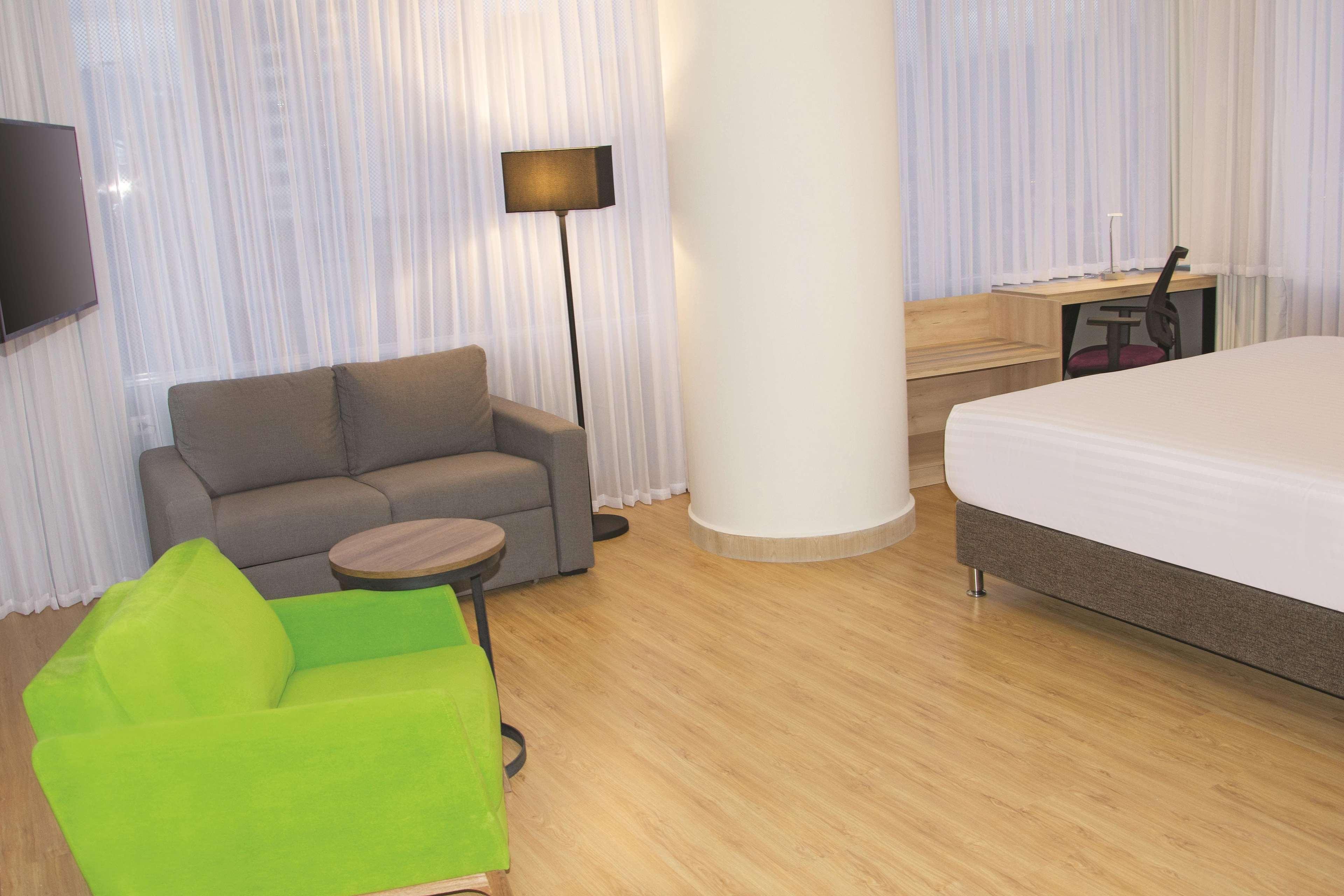 La Quinta By Wyndham Medellin Hotel Buitenkant foto