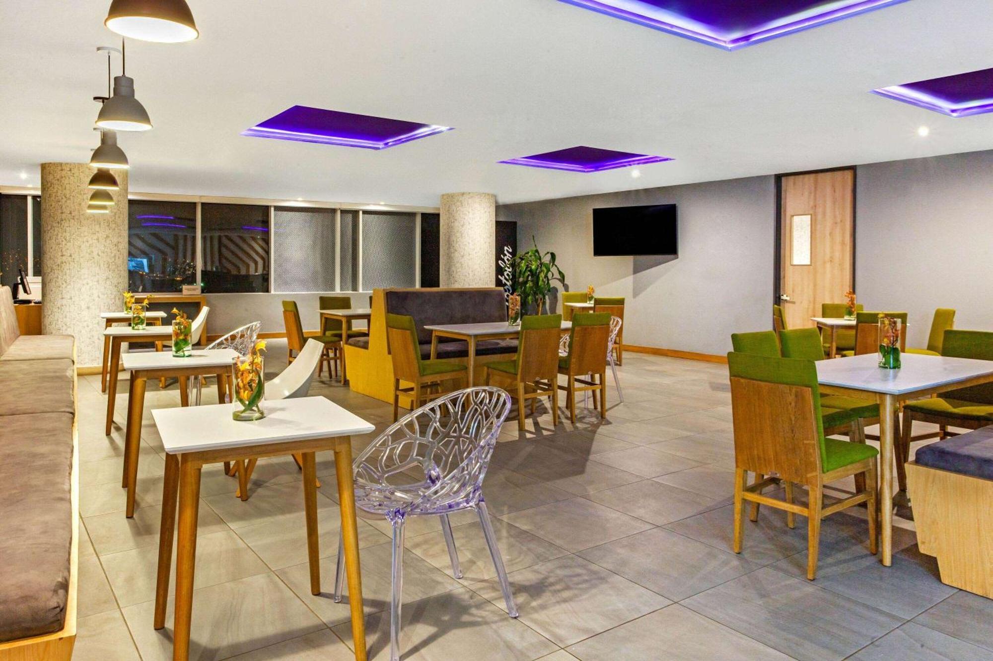 La Quinta By Wyndham Medellin Hotel Buitenkant foto