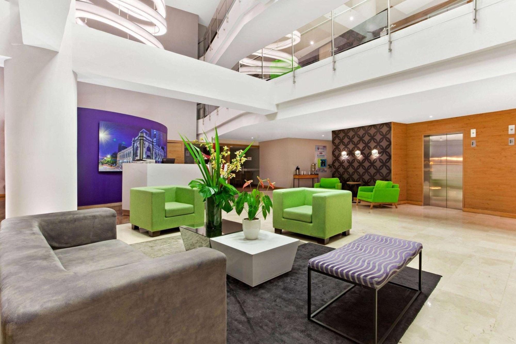 La Quinta By Wyndham Medellin Hotel Buitenkant foto