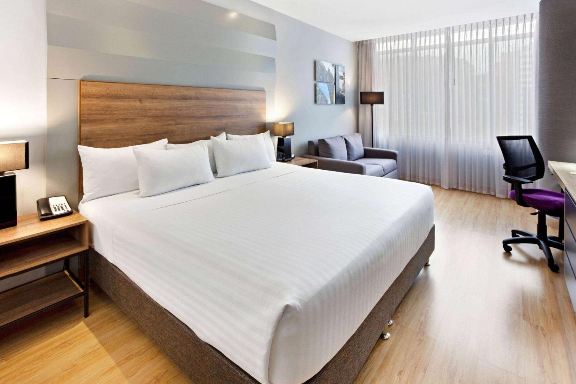 La Quinta By Wyndham Medellin Hotel Buitenkant foto